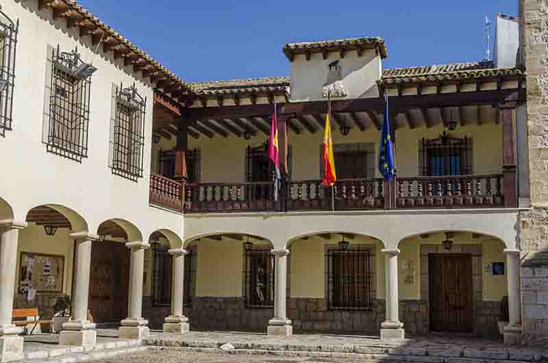 Cuenca - Mota del Cuervo 02 - plaza Mayor y Ayuntamiento.jpg